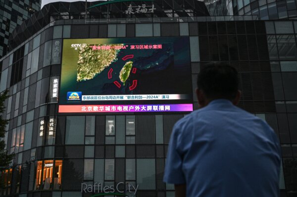 Một màn hình ngoài trời chiếu tin tức về các cuộc tập trận quân sự của Trung Quốc xung quanh Đài Loan, tại Bắc Kinh hôm 23/05/2024. Hôm 23/05, Trung Quốc đã khởi động cái mà họ gọi là cuộc tập trận “Kiếm Chung-2024A, bao vây Đài Loan bằng các chiến đấu cơ và tàu hải quân và tuyên bố sẽ “trừng phạt nghiêm khắc” các lực lượng ly khai trên hòn đảo này. (Ảnh: Jade Gao/AFP qua Getty Images)
