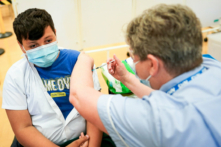 Một cậu bé nhận được liều vaccine Pfizer-BioNTech COVID-19 ở Newcastle upon Tyne, Anh Quốc vào ngày 22/9/2021. (Ảnh: Ian Forsyth/Getty Images)