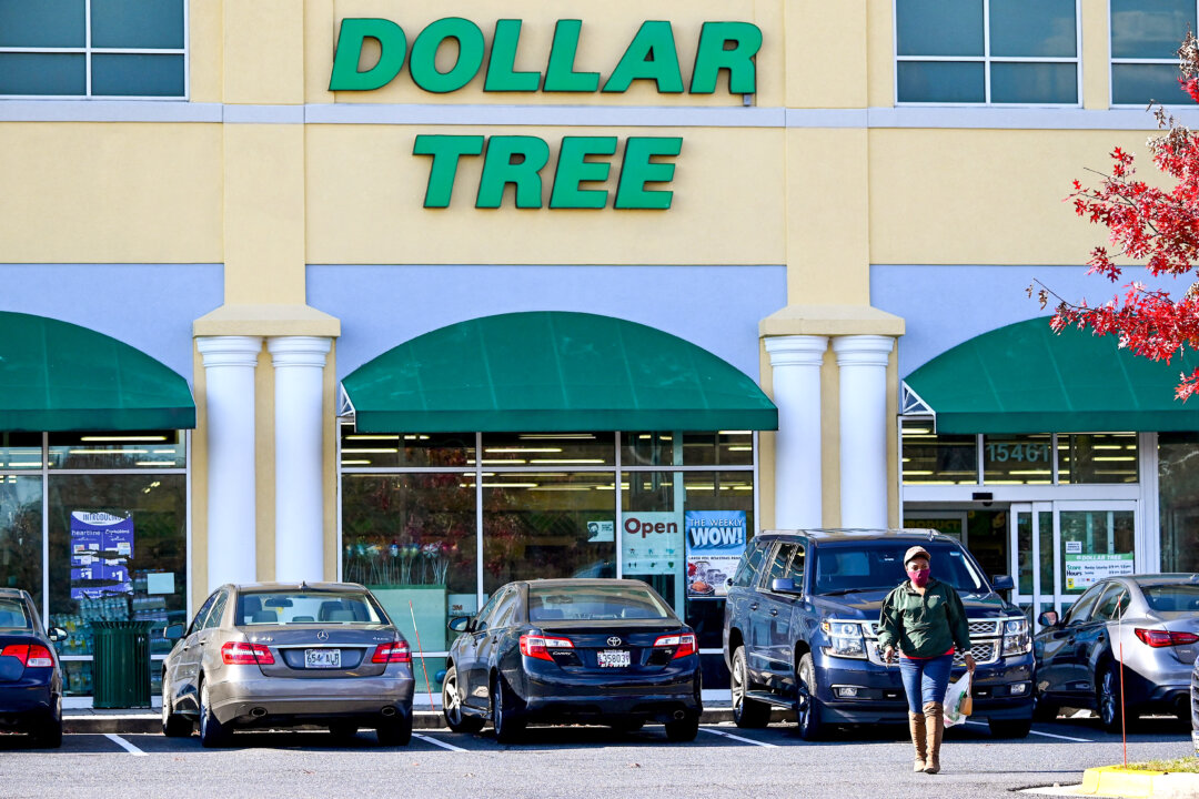 Logo của Dollar Tree phía trên cửa hàng của thương hiệu này ở Bowie, Maryland, vào ngày 23/11/2021. (Ảnh: Jim Watson/AFP qua Getty Images)