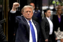Cựu Tổng thống và là ứng cử viên tổng thống của Đảng Cộng Hòa Donald Trump giơ tay nắm khi quay trở lại Trump Tower sau khi bị kết án trong phiên tòa hình sự ở Thành phố New York, hôm 30/05/2024. (Ảnh: Timothy A. Clary/AFP qua Getty Images)