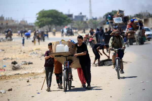 Người Palestine vận chuyển đồ đạc khi chạy khỏi khu vực Tel al-Sultan ở Rafah, phía nam Dải Gaza, hôm 30/05/2024. (Ảnh: Eyad Baba/AFP qua Getty Images)