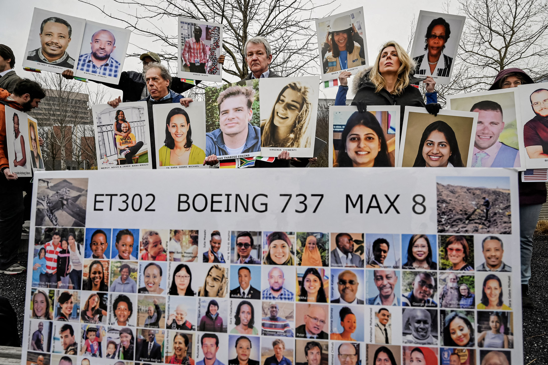 Các gia đình và bằng hữu đã mất đi người thân yêu trong vụ tai nạn phi cơ Boeing 737 Max ở Ethiopia hôm 10/03/2019 đang biểu tình trước trụ sở Boeing ở Arlington, Virginia, hôm 10/03/2023, để đánh dấu vụ tai nạn này tròn bốn năm. (Ảnh: Olivier Douliery/AFP qua Getty Images)