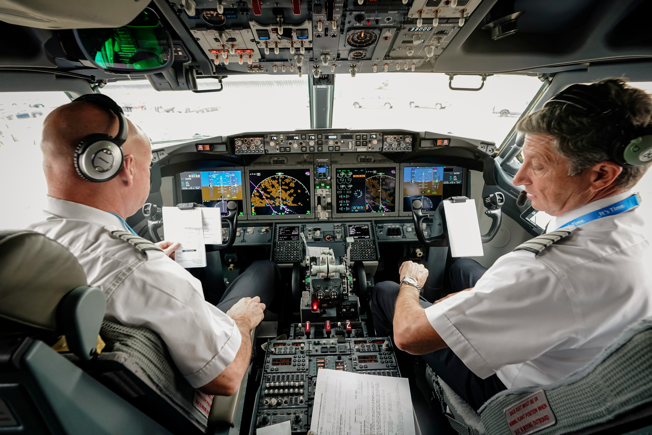 Cơ trưởng Pete Gamble (trái) của American Airlines và cơ phó John Konstanzer tiến hành kiểm tra trước chuyến bay trong buồng lái của phản lực cơ Boeing 737 Max ở Grapevine, Texas, vào ngày 02/12/2020. (Ảnh: LM Otero/AP Photo)