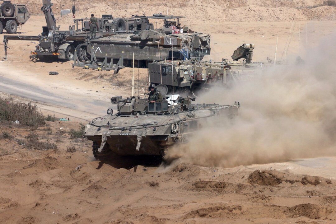 Xe thiết giáp của quân đội Israel hoạt động ở gần biên giới với Dải Gaza, hôm 30/05/2024. (Ảnh: Jack Guez/AFP qua Getty Images)