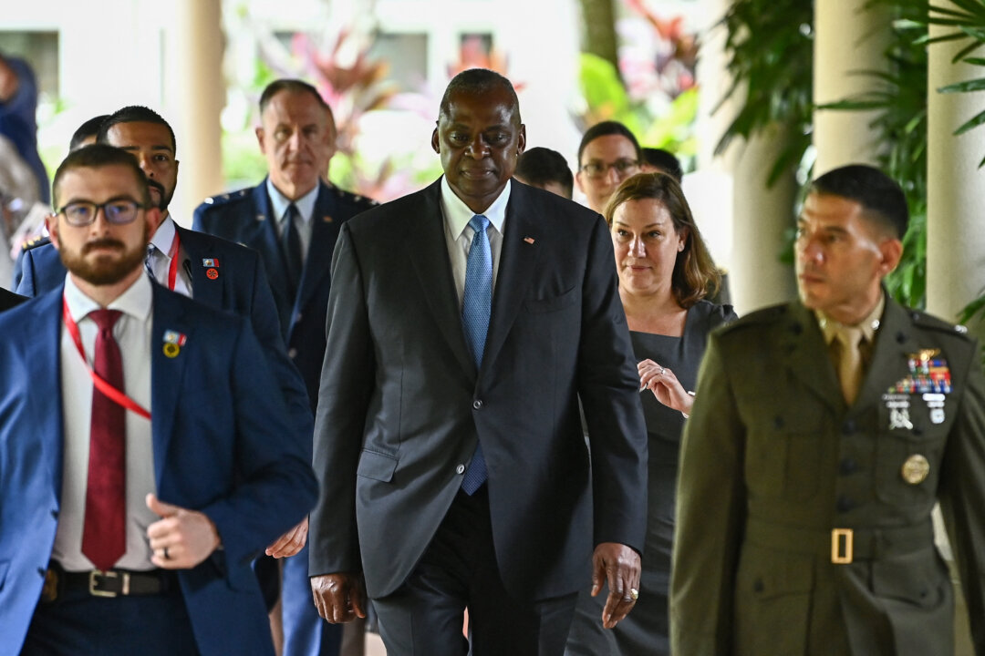 Bộ trưởng Quốc phòng Hoa Kỳ Lloyd Austin (giữa) bước ra ngoài sau một cuộc gặp song phương với Bộ trưởng Quốc phòng Trung Quốc Đô đốc Đổng Quân bên lề Hội nghị thượng đỉnh Đối thoại Shangri-La lần thứ 21 tại Khách sạn Shangri-La ở Singapore, hôm 31/05/2024. (Ảnh: Nhac Nguyen/AFP qua Getty Images)