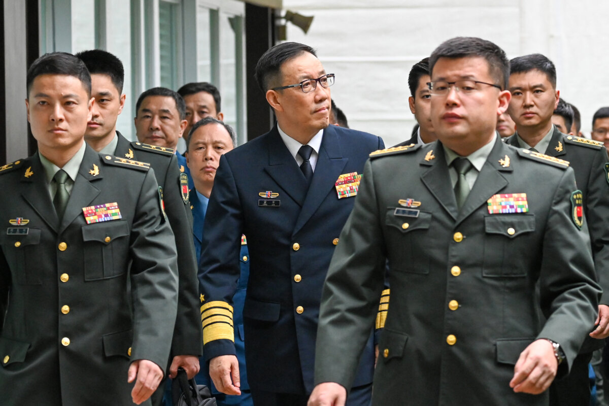 Bộ trưởng Quốc phòng Trung Quốc, Đô đốc Đổng Quân (giữa) cùng phái đoàn của ông đến một cuộc gặp song phương với Bộ trưởng Quốc phòng Hoa Kỳ Lloyd Austin bên lề Hội nghị thượng đỉnh Đối thoại Shangri-La lần thứ 21 tại Khách sạn Shangri-La ở Singapore, hôm 31/05/2024. (Ảnh: Roslan Rahman/AFP qua Getty Images)