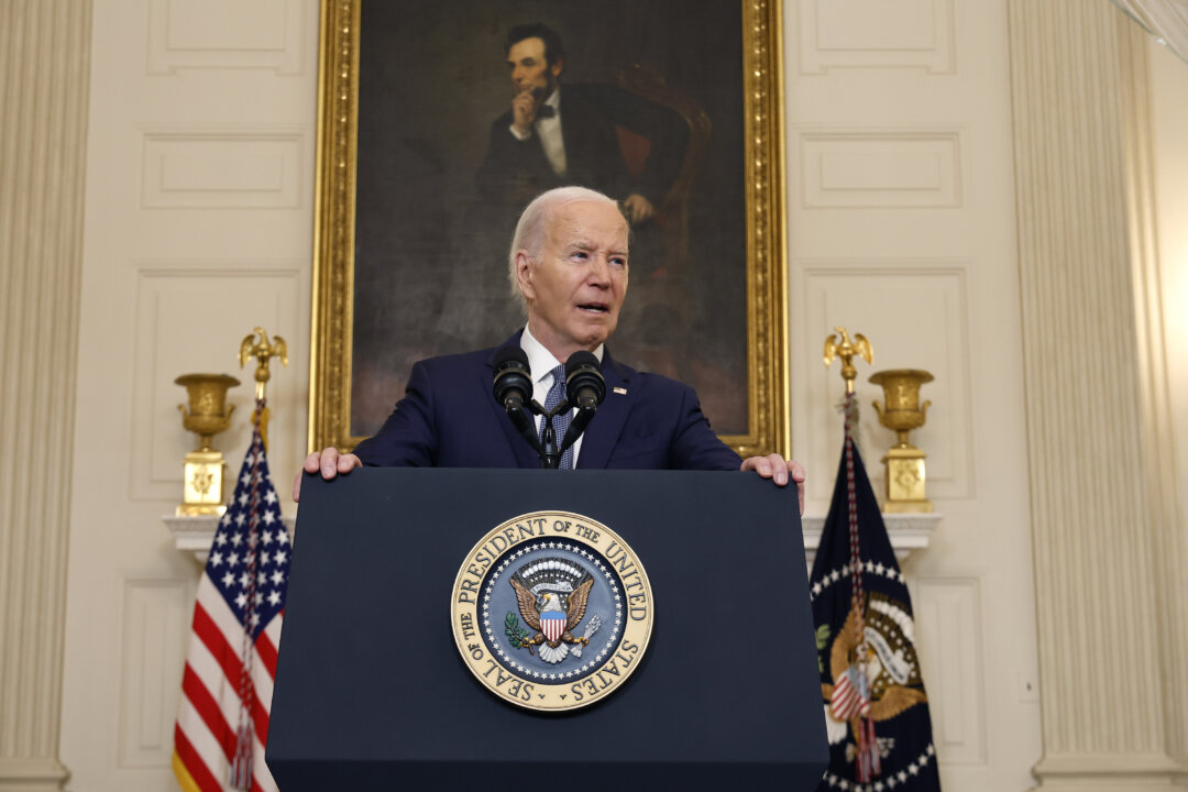 Tổng thống Joe Biden bình luận về bản án có tội của cựu Tổng thống Donald Trump trong phiên tòa xét xử ông ở New York về việc lập sổ sách chi phí trước khi đề cập về Trung Đông tại Tòa Bạch Ốc hôm 31/05/2024. (Ảnh: Chip Somodevilla/Getty Images)