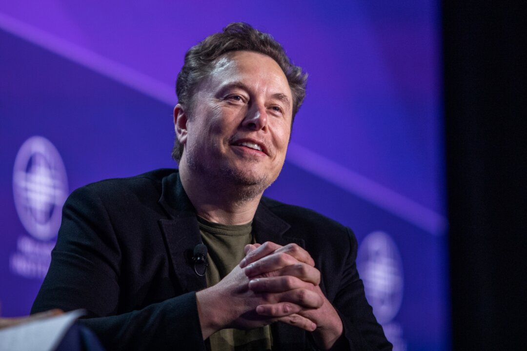Ông Elon Musk, đồng sáng lập viên của Tesla và SpaceX và là chủ sở hữu của X Holdings Corp., đang diễn thuyết trong Hội nghị Toàn cầu của Viện Milken tại khách sạn Beverly Hilton, ở California, hôm 06/05/2024. (Ảnh: Apu Gomes/Getty Images)