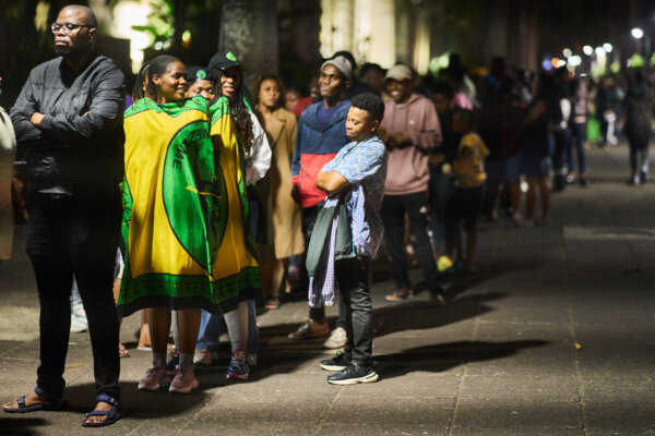 Cử tri xếp hàng chờ đợi trong đêm ở bên ngoài trạm bỏ phiếu của tòa thị chính ở Durban hôm 29/05/2024. Người Nam Phi bỏ phiếu hôm 29/05/2024, trong cuộc bầu cử có thể xem là quan trọng nhất trong nhiều thập niên. (Ảnh: Zinyange Auntony/AFP qua Getty Images)