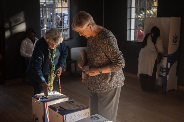 Phụ nữ bỏ phiếu tại một điểm bỏ phiếu ở Công viên Auckland tại Johannesburg, hôm 29/05/2024. (Ảnh: Chris McGrath/Getty Images)