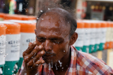 Một người đàn ông rửa mặt bằng nước từ một chiếc bình trong đợt nắng nóng tại Ahmedabad, Ấn Độ, hôm 29/05/2024. (Ảnh: Amit Dave/Reuters)