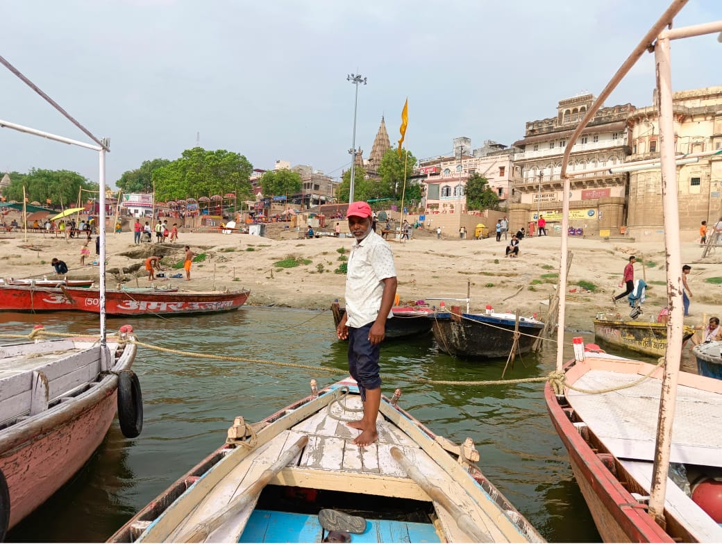 Người chèo thuyền Raju Sahni, tại Assi Ghat trên sông Hằng, ở thành phố cổ Varanasi, khu vực bầu cử của Thủ tướng Ấn Độ Narendra Modi, hôm 01/06/2024. (Ảnh: Venus Upadhayaya/The Epoch Times)