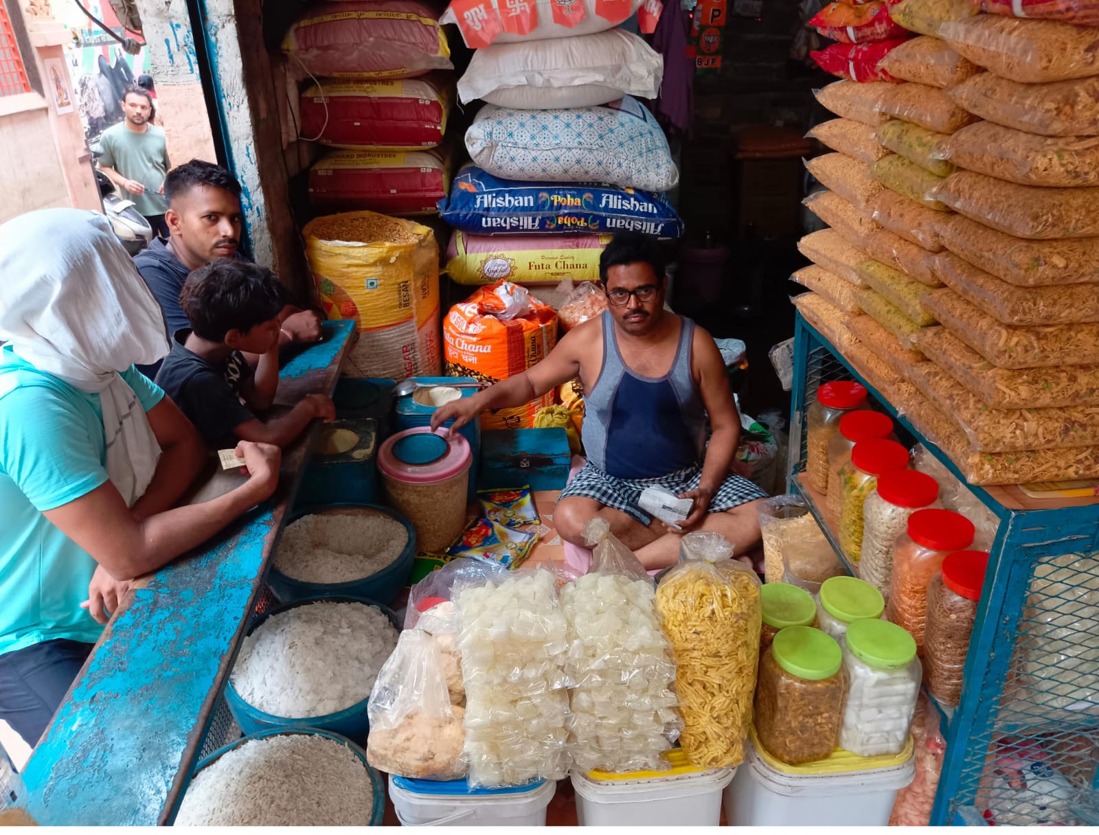 Cử tri Dilip Kumar, 45 tuổi, một người bán đồ ăn mặn ở địa phương, ngồi tại cửa hàng của mình hôm 01/06/2024. (Ảnh: Venus Upadhayaya/The Epoch Times)
