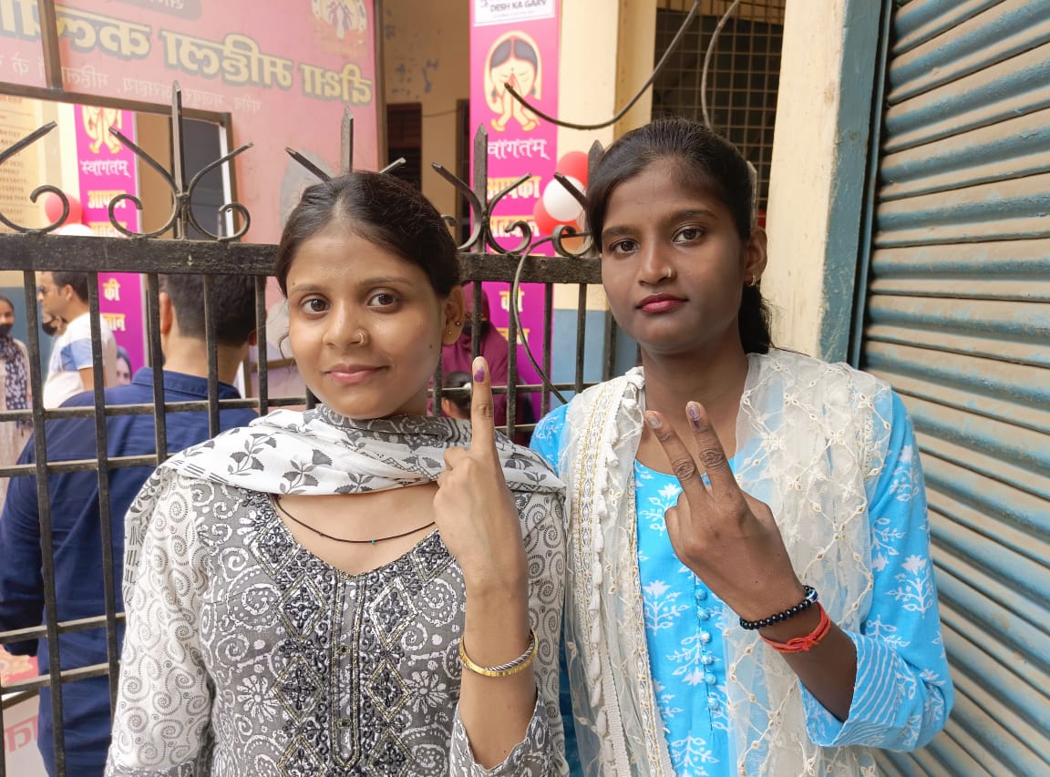 Cô Ragini Kaloujia (trái), 20 tuổi, cùng với một người bạn, tại một điểm bỏ phiếu ở Varanasi, Ấn Độ, hôm 01/06/2024. (Ảnh: Venus Upadhayaya/The Epoch Times)