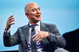 Ông Jeff Bezos, người sáng lập Blue Origin, trình bày tại Đại hội Vũ trụ Quốc tế (International Austronautical Congress) lần thứ 70 ở Thủ đô Hoa Thịnh Đốn, vào ngày 22/10/2019. (Ảnh: Mandel Ngân/AFP qua Getty Images)