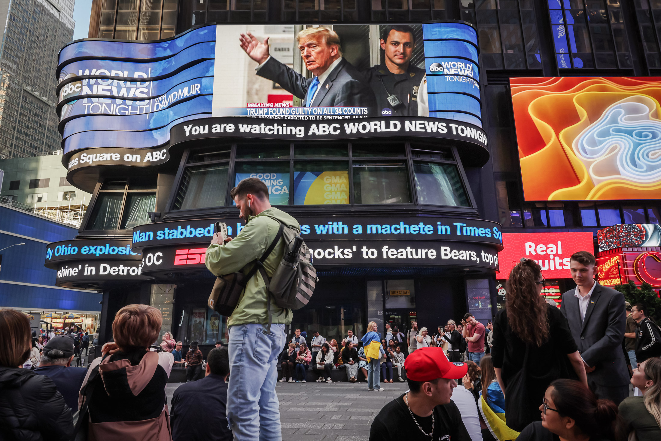 Màn hình hiển thị tin tức về phán quyết có tội đối với cựu Tổng thống Donald Trump tại Quảng trường Thời Đại, thành phố New York, hôm 30/05/2024. (Ảnh: Michael M. Santiago/Getty Images)