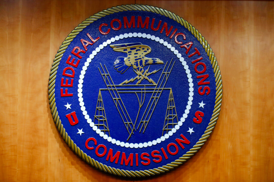 Con dấu của Ủy ban Truyền thông Liên bang (FCC) tại Hoa Thịnh Đốn, vào ngày 14/12/2017. (Ảnh: Jacquelyn Martin/AP Photo)