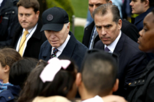 Tổng thống Joe Biden và con trai Hunter Biden trò chuyện với các vị khách trong Lễ Lăn Trứng Phục sinh tại Tòa Bạch Ốc ở Bãi cỏ phía Nam, hôm 01/04/2024. (Ảnh: Chip Somodevilla/Getty Images)