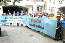 Những người tham gia một cuộc mít tinh bên ngoài Đại hội Cấy ghép Nội tạng Hoa Kỳ (ATC) năm 2024 tại Philadelphia hôm 02/06/2024, kêu gọi chấm dứt nạn cưỡng bức thu hoạch nội tạng ở Trung Quốc. (Ảnh: Andrew Li/The Epoch Times)