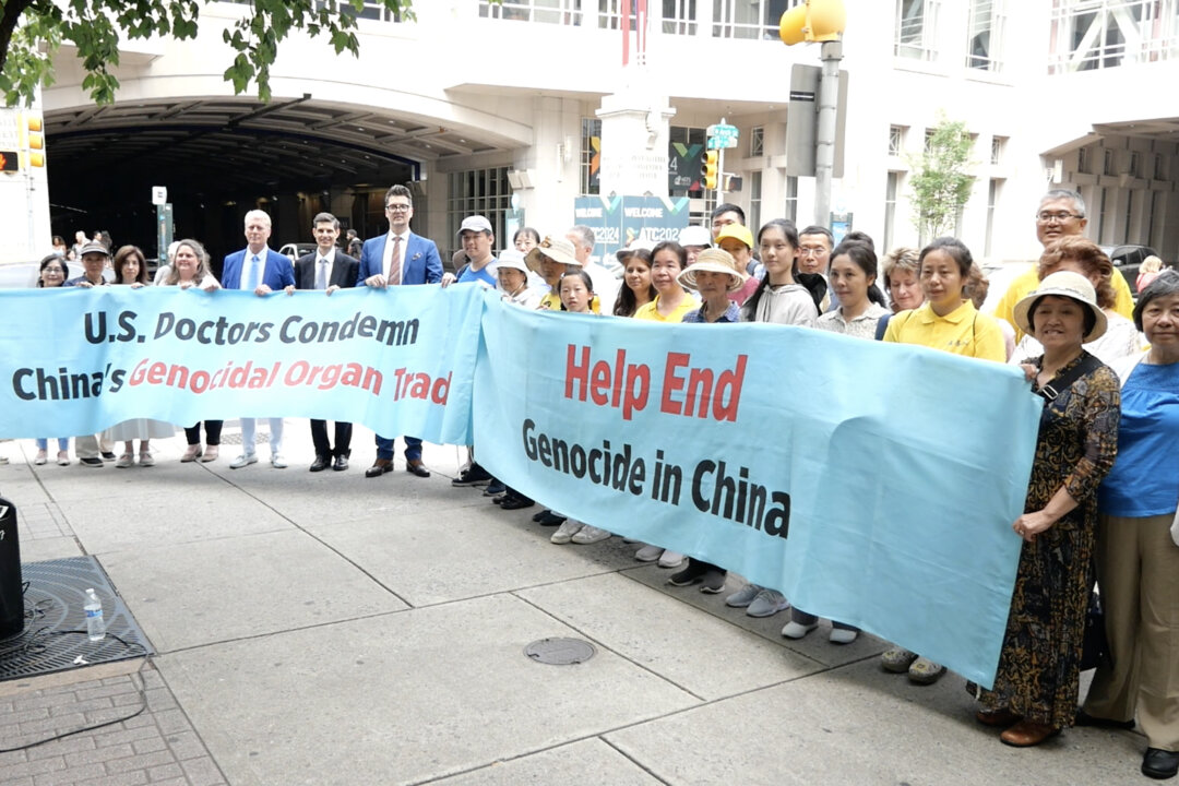 Philadelphia: Cuộc mít tinh bên ngoài Hội nghị Ghép tạng Hoa Kỳ kêu gọi chấm dứt nạn thu hoạch nội tạng cưỡng bức ở Trung Quốc