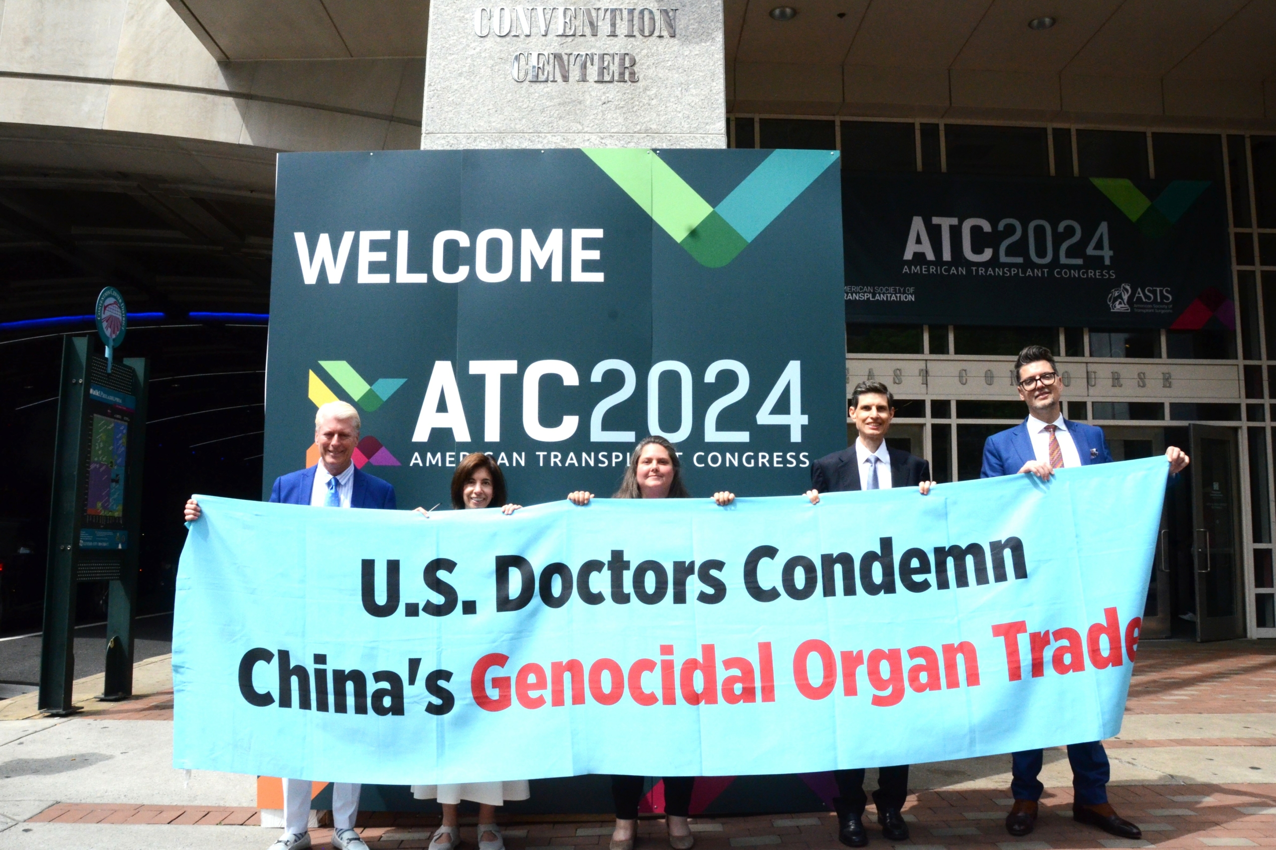 Một cuộc mít tinh được tổ chức bên ngoài Đại hội Cấy ghép Nội tạng Hoa Kỳ (ATC) năm 2024 tại Philadelphia hôm 02/06/2024, kêu gọi chấm dứt nạn cưỡng bức thu hoạch nội tạng ở Trung Quốc. (Ảnh: Frank Liang/The Epoch Times)