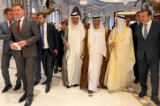 Bộ trưởng Năng lượng Nga Alexander Novak (bên trái) cùng những người đồng cấp đến từ Trung Đông, Hoàng tử Saudi Arabia Abdulaziz bin Salman (ở giữa bên trái) và Bộ trưởng Năng lượng UAE Suhail Al-Mazroui (ở giữa bên phải), bước ra ngoài cùng các đại diện khác sau khi cuộc họp OPEC kết thúc ở Riyadh, hôm 02/06/2024. (Ảnh: Haitham el-Tabel/AFP qua Getty Images)