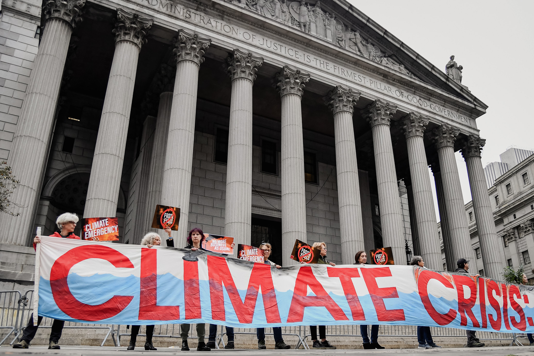 Các nhà hoạt động khí hậu biểu tình vào ngày đầu tiên của phiên tòa xét xử Exxon Mobil bên ngoài Tòa án Tối cao Tiểu bang New York ở thành phố New York, vào ngày 22/10/2019. (Ảnh: Angela Weiss/AFP qua Getty Images)