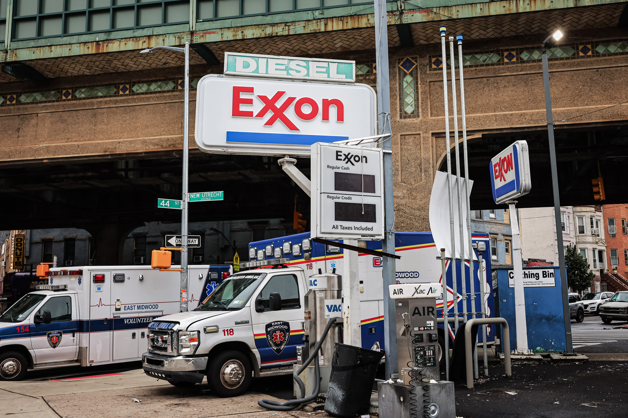 Biển hiệu của một trạm xăng Exxon ở quận Brooklyn của thành phố New York, vào ngày 06/10/2023. (Ảnh: Michael M. Santiago/Getty Images)