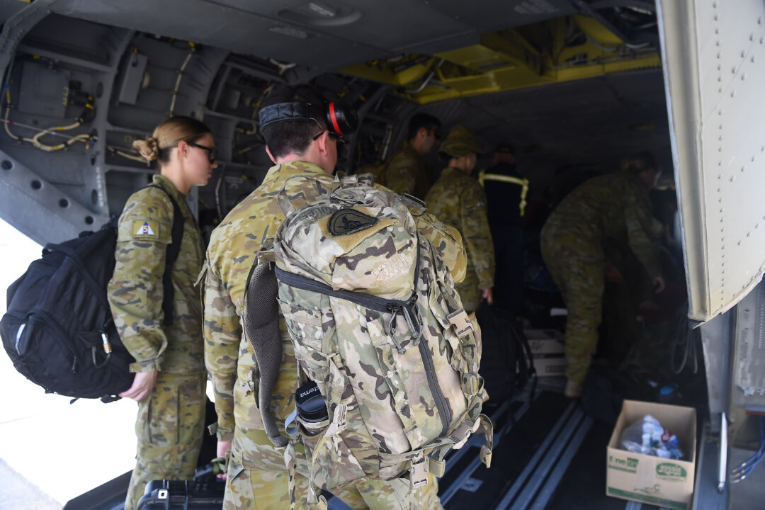 Quân nhân của Quân đội Úc được thấy đang lên một chiếc trực thăng CH-47 Chinook ở Townsville, Úc, vào ngày 05/01/2020. (Ảnh: Ian Hitchcock/Getty Images)