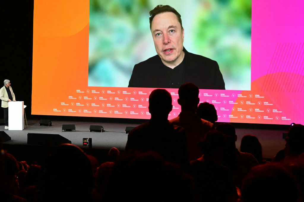 Doanh nhân Hoa Kỳ Elon Musk trình bày trước những người tham gia qua hội nghị truyền hình trong phiên bản thứ 8 của hội chợ khởi nghiệp và đổi mới công nghệ Vivatech, tại trung tâm triển lãm Porte de Versailles ở Paris, Pháp, hôm 23/05/2024. (Ảnh: Miguel Medina/AFP qua Getty Images)