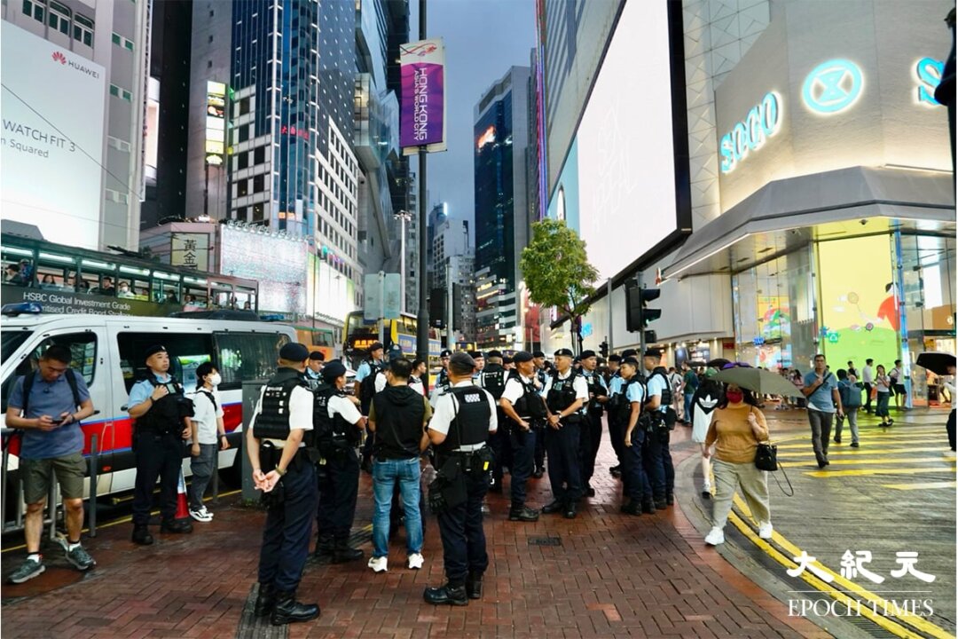 Cảnh sát Hồng Kông đã bố trí một số lượng lớn cảnh sát đến Vịnh Causeway (Vịnh Đồng La) đêm hôm 03/06/2024. (Ảnh: Thái Văn Hân/The Epoch Times)