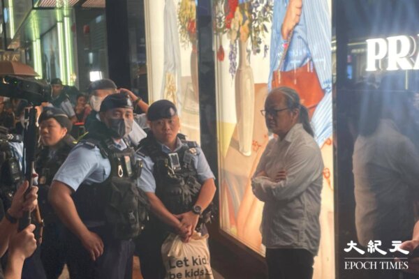 Trong vòng chưa đầy năm phút sau khi có mặt tại Vịnh Causebay, Hồng Kông hôm 03/06, nghệ sỹ Tam Mộc đã bị cảnh sát bắt giữ. (Ảnh: Trác Tướng Như/The Epoch Times)