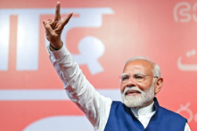 Thủ tướng Ấn Độ Narendra Modi giơ biểu tượng chiến thắng tại trụ sở Đảng Bharatiya Janata (BJP) để ăn mừng chiến thắng của đảng trong cuộc tổng tuyển cử toàn quốc, ở New Delhi vào hôm 04/06/2024. (Ảnh: Money Sharma/AFP qua Getty Images)