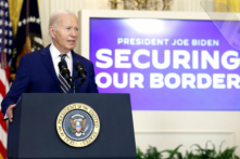 Tổng thống Joe Biden đưa ra nhận xét về sắc lệnh hành pháp hạn chế tị nạn, tại Phòng phía Đông của Tòa Bạch Ốc, hôm 06/04/2024. (Ảnh: Kevin Dietsch/Getty Images)