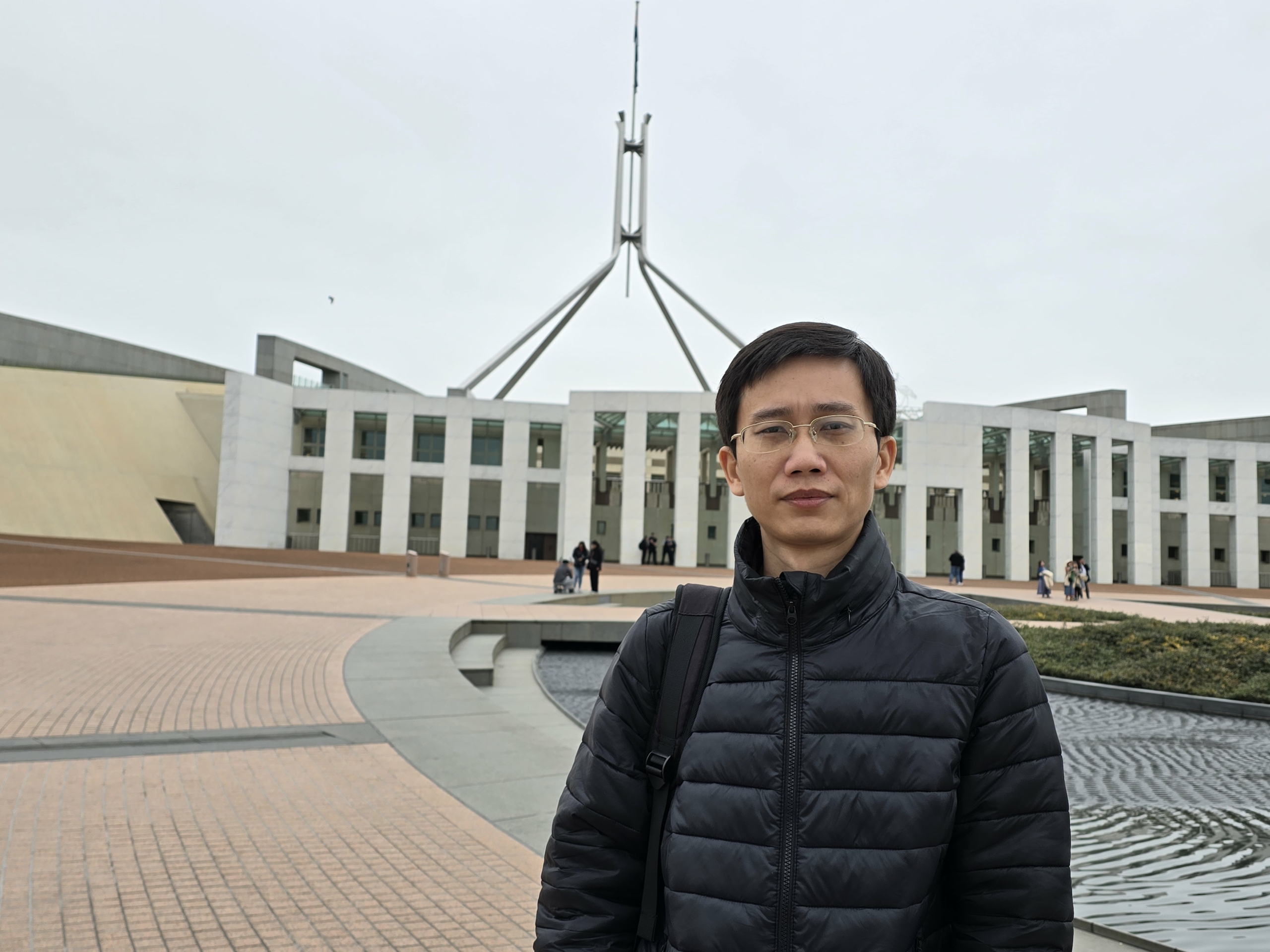 Cựu điệp viên Trung Quốc, được biết đến với cái tên Eric, được nhìn thấy trước Tòa nhà Nghị viện ở Canberra, Úc, hôm 05/06/2024. (Ảnh: Luo Ya/The Epoch Times)