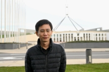 Ông Eric, một cựu điệp viên Trung Quốc đã đào thoát khỏi Bộ Công an Trung Quốc, nói với giới truyền thông bên ngoài Tòa nhà Quốc hội ở Canberra, Úc, hôm 04/06/2024. (Ảnh: AAP Image/Lukas Coch)