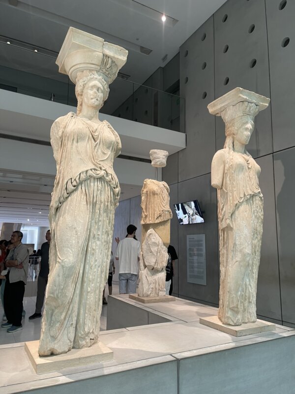 Những bức tượng Caryatids ở Bảo tàng Acropolis, Athens, hôm 31/05/2024. (Ảnh: Evgenia Filimiianova/The Epoch Times)