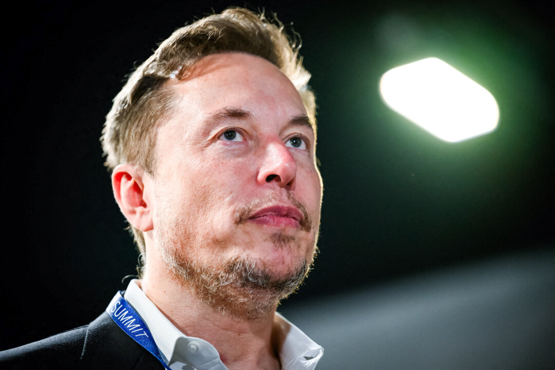 Tổng giám đốc mạng xã hội X, ông Elon Musk, trong Hội nghị thượng đỉnh về An toàn Trí tuệ Nhân tạo của Vương quốc Anh tại Bletchley Park, miền trung Anh quốc, vào ngày 01/11/2023. (Ảnh: Leon Neal/AFP qua Getty Images)
