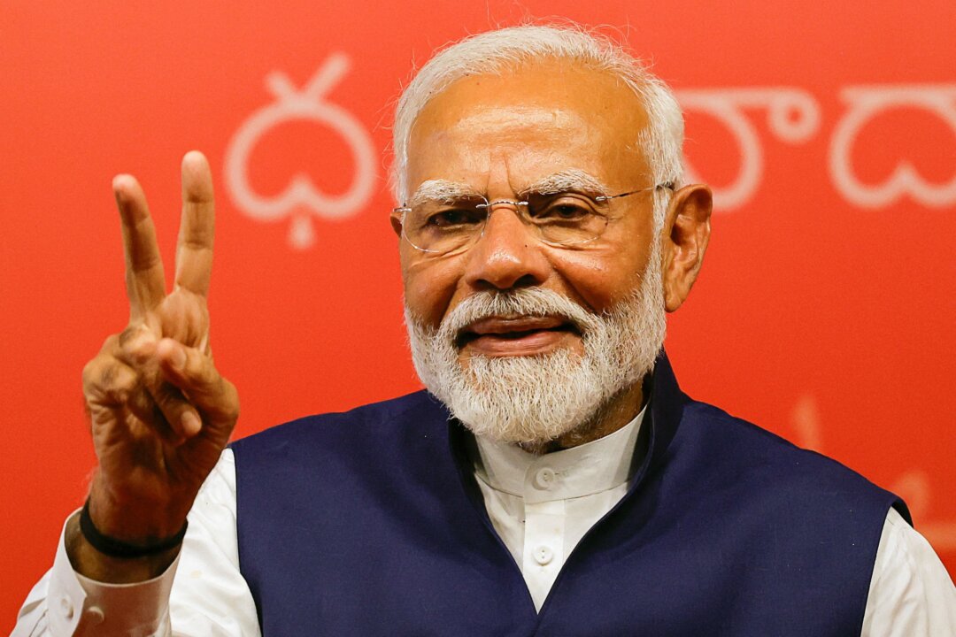 Thủ tướng Ấn Độ Narendra Modi giơ ngón tay hình chữ “V’ biểu tượng cho chiến thắng tại trụ sở Đảng Bharatiya Janata (BJP) ở New Delhi hôm 04/06/2024. (Ảnh: Adnan Abidi/Reuters)