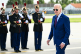 Tổng thống Joe Biden sau khi bước xuống từ Air Force One khi đến phi trường Paris Orly, Pháp, hôm 05/0l6/2024. (Ảnh:Saul Loeb/AFP)