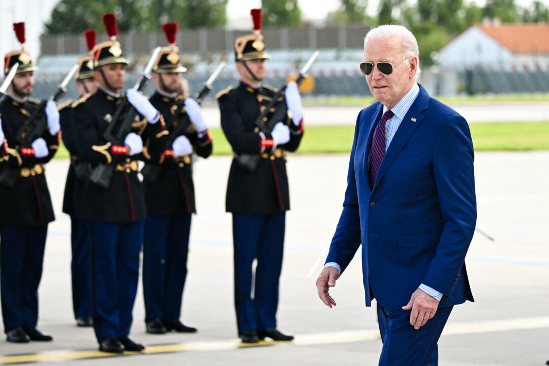 Tổng thống Joe Biden sau khi bước xuống từ Air Force One khi đến phi trường Paris Orly, Pháp, hôm 05/0l6/2024. (Ảnh:Saul Loeb/AFP)