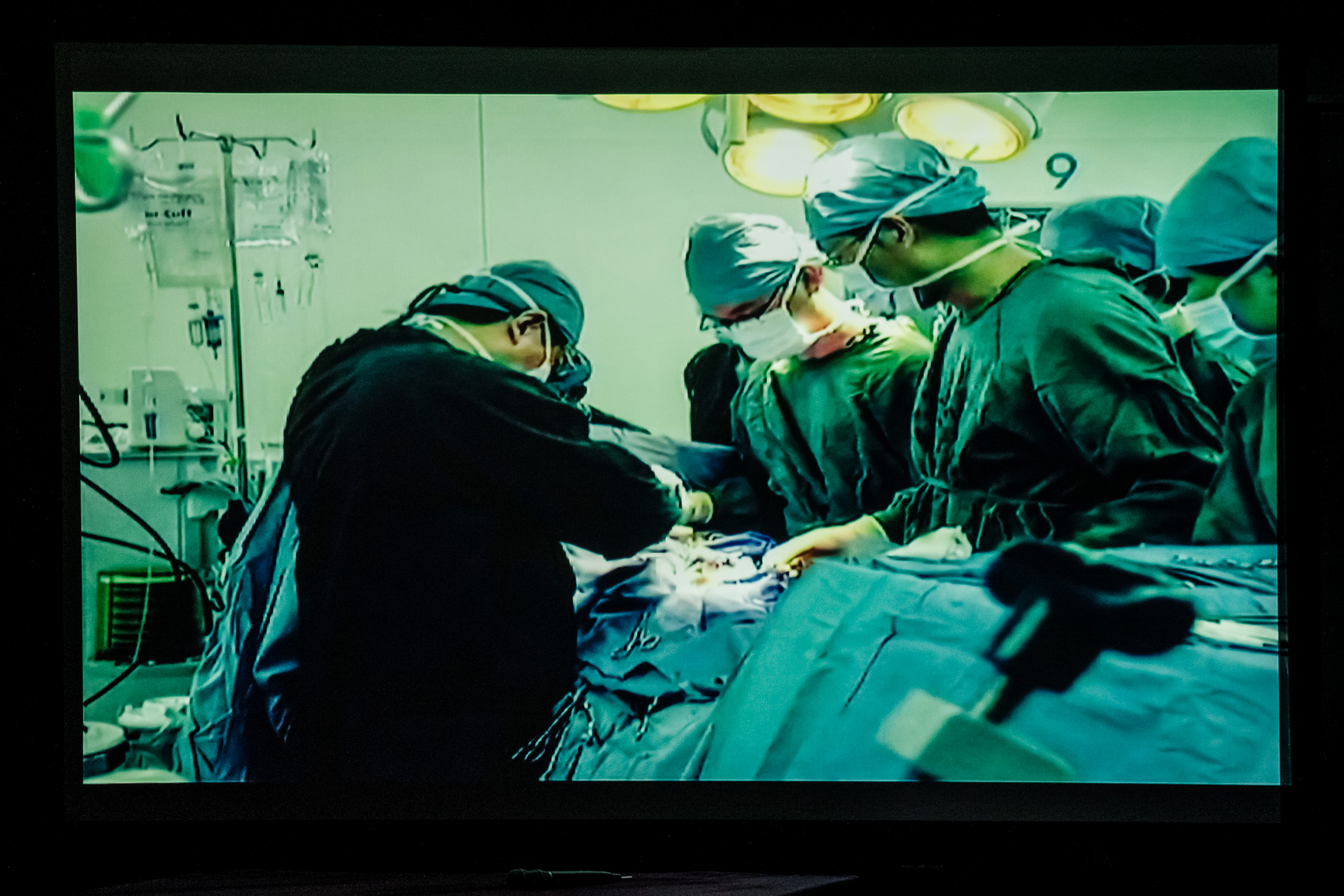 Một cảnh trong phim “State Organs,” một bộ phim tài liệu nêu bật hoạt động thu hoạch nội tạng cưỡng bức do nhà nước hậu thuẫn ở Trung Quốc, trong buổi chiếu tại Đại học Harvard ở Boston, hôm 07/03/2024. (Ảnh: Samira Bouaou/The Epoch Times)