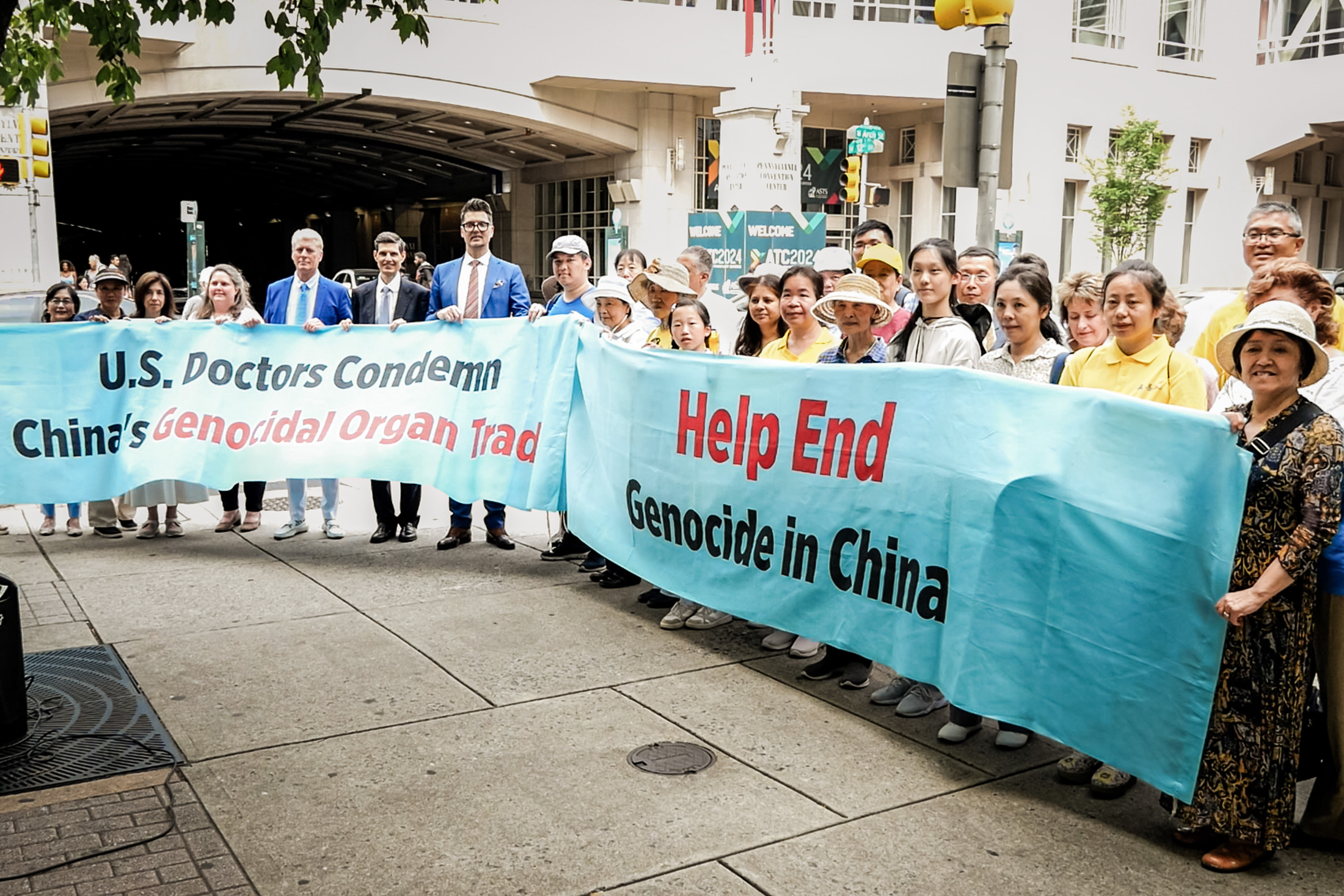 Một cuộc mít tinh bên ngoài Hội nghị Ghép tạng Hoa Kỳ năm 2024 tại Philadelphia hôm 02/06/2024, kêu gọi chấm dứt thu hoạch nội tạng cưỡng bức ở Trung Quốc. (Ảnh: Andrew Li/The Epoch Times)