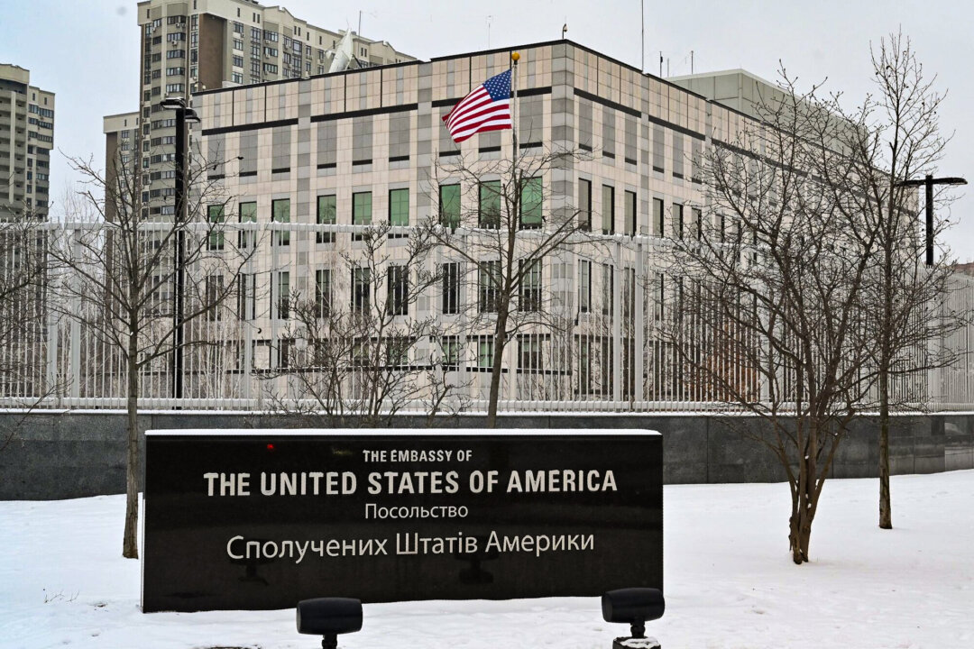 Bộ Ngoại giao Hoa Kỳ cảnh báo công dân mang hai quốc tịch có thể bị kẹt lại Ukraine
