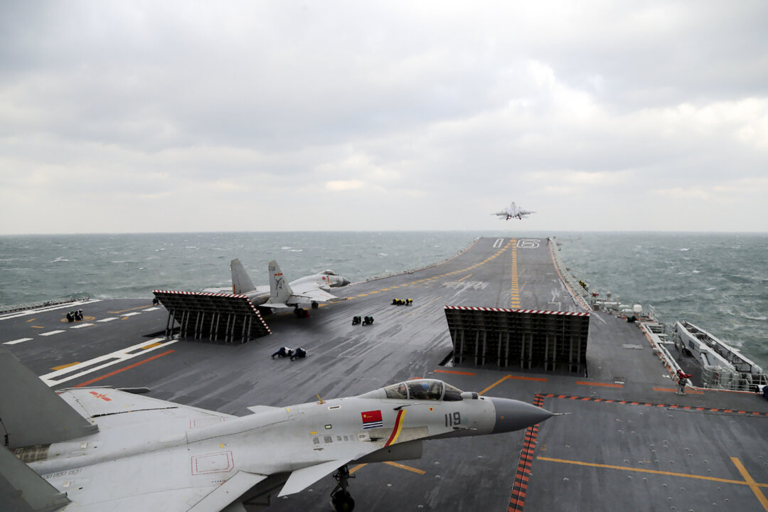 Các chiến đấu cơ J-15 của Trung Quốc đang xuất phát từ boong hàng không mẫu hạm Liêu Ninh trong cuộc tập trận quân sự ở Hoàng Hải, ngoài khơi bờ biển phía đông Trung Quốc vào ngày 23/12/2016. (Ảnh: STR/AFP qua Getty Images)