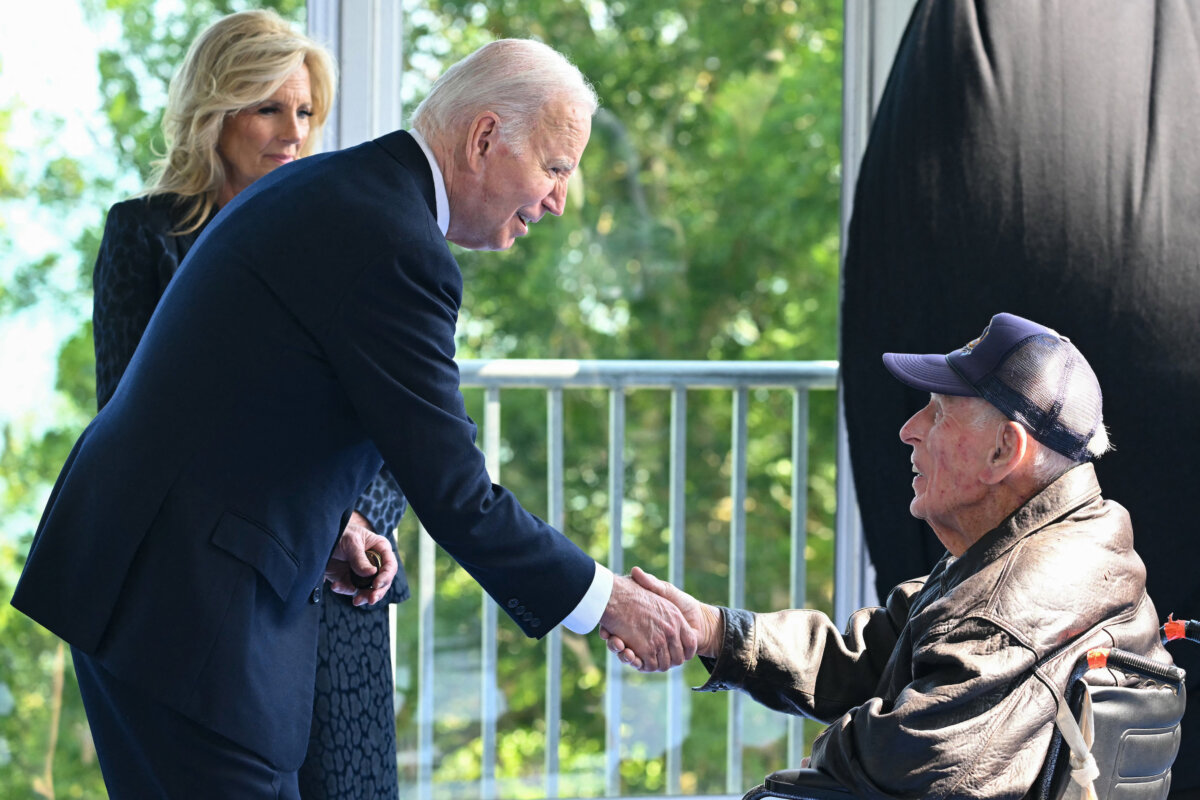 Tổng thống Joe Biden và Đệ nhất Phu nhân Jill Biden nói chuyện với một cựu chiến binh Hoa Kỳ trong Đệ nhị Thế chiến khi họ tham dự buổi lễ của Hoa Kỳ đánh dấu kỷ niệm 80 năm sự kiện D-Day của quân đồng minh đổ bộ vào Normandy, Pháp, hôm 06/06/2024. (Ảnh: Saul Loeb/AFP)