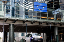 Xe cảnh sát đóng trước tòa nhà Nghị viện Âu Châu ở Brussels, Bỉ, hôm 29/05/2024. (Ảnh: Kenzo Tribouillard/AFP qua Getty Images)