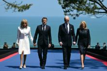 Tổng thống Joe Biden (thứ 2 từ phải sang) và Đệ nhất Phu nhân Jill Biden (phải) đi cùng Tổng thống Pháp Emmanuel Macron (thứ 2 từ trái sang) và Đệ nhất Phu nhân Brigitte Macron (trái) trong buổi lễ của Hoa Kỳ đánh dấu kỷ niệm 80 năm sự kiện D-Day của quân đồng minh đổ bộ vào Normandy ở vùng tây bắc nước Pháp trong Đệ nhị Thế chiến, hôm 06/06/2024. (Ảnh: Saul Loeb/AFP qua Getty Images)