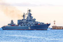 Tuần dương mang phi đạn điều hướng Moskva của Hải quân Nga quay trở lại một bến cảng ở cảng Sevastopol, Crimea, vào ngày 16/11/2021. (Ảnh: Alexey Pavlishak/Reuters)