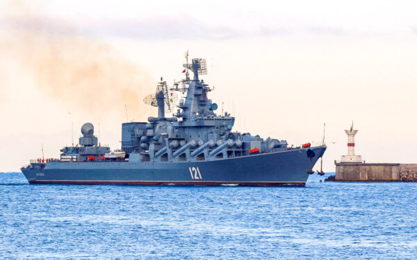 Tàu tuần dương phi đạn dẫn đường Moskva của Hải quân Nga quay trở lại bến cảng ở Sevastopol, Crimea, ngày 16/11/2021. (Ảnh: Alexey Pavlishak/Reuters)